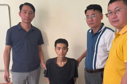 Đối tượng Việt (áo đen ngồi giữa) tại cơ quan Công an.