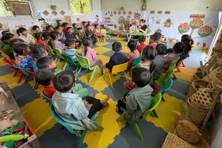 Giáo viên cắm bản đang tiếp sức cho trẻ em vùng khó, ngược lại họ cũng cần được tiếp sức.