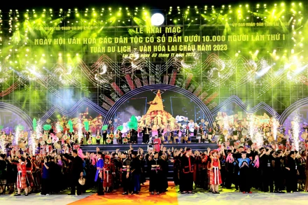 Chương trình nghệ thuật đêm khai mạc ngày hội các dân tộc dưới 10 nghìn người tổ chức tại Lai Châu.