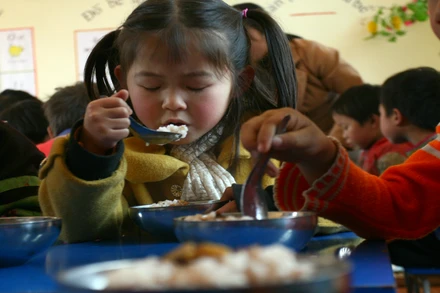 Những bữa cơm bán trú đủ chất bảo đảm sức khỏe cho học sinh trong những ngày giá rét ở lại trường.