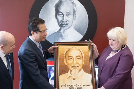 Đại sứ Đặng Minh Khôi tặng quà trường 488. (Ảnh: THANH THỂ)