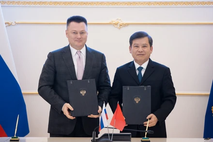 Viện trưởng Viện Kiểm sát nhân dân tối cao Lê Minh Trí và Viện trưởng Tổng Viện Kiểm sát Liên bang Nga Igor Krasnov ký văn kiện về thỏa thuận hợp tác, đánh dấu bước phát triển mới trong quan hệ hợp tác giữa hai ngành kiểm sát hai nước. (Ảnh: THANH THỂ)