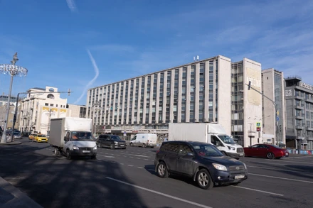 Xe cộ lưu thông trên đường phố Moskva. (Ảnh: THANH THỂ)