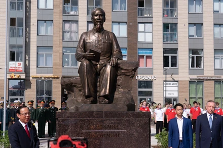 Tượng Bác cao 3m, bệ tượng cao 1,5m, hướng về phía đông, phía Việt Nam. (Ảnh: THANH THỂ)