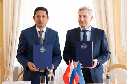 Giám đốc Quỹ “Truyền thống và Hữu nghị” Nguyễn Quốc Hùng (trái) và ông Sergei Tarasov, Hiệu trưởng Đại học Sư phạm quốc gia Herzen. (Ảnh: THANH THỂ)