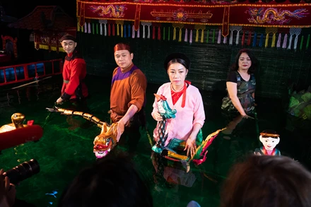 Các nghệ sĩ Việt Nam trả lời câu hỏi của khán giả Nga. (Ảnh: THANH THỂ)