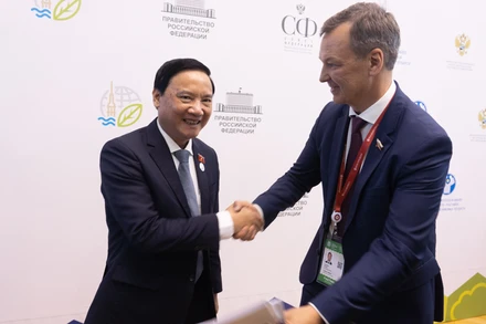 Phó Chủ tịch Quốc hội Nguyễn Khắc Định gặp ông Andrey Yatskin, Phó Chủ tịch thứ nhất Hội đồng Liên bang (Thượng viện) Nga bên lề Đại hội. (Ảnh: THANH THỂ) 