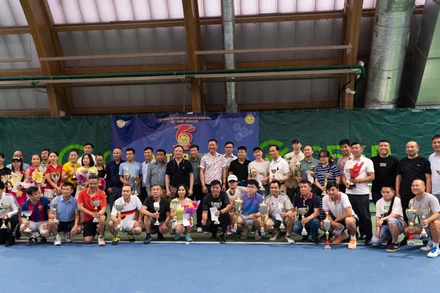 Trao cúp tặng các tay vợt xuất sắc nhất. (Ảnh: THANH THỂ)