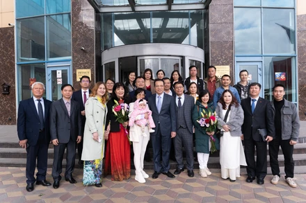 Đoàn Đại sứ quán Việt Nam tại Nga chụp ảnh lưu niệm cùng các tiểu thương Việt tại chợ Chốp (Moskva, Nga). (Ảnh: THANH THỂ)