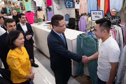 Đại sứ Đặng Minh Khôi gặp gỡ tiểu thương Việt Nam. (Ảnh: THANH THỂ)