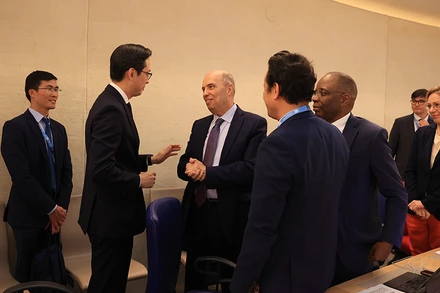 Đại diện Đoàn Việt Nam trao đổi với đoàn các nước. 