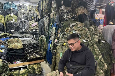 Thành bán hàng ở chợ. Ảnh: THANH THỂ