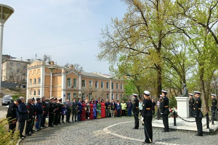 Dâng hoa tại tượng đài Chủ tịch Hồ Chí Minh ở TP Vladivostok. 