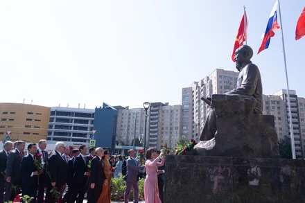 Lễ khánh thành tượng đài Chủ tịch Hồ Chí Minh tại Saint Petersburg (Nga), tháng 6/2023. Ảnh: THANH THỂ