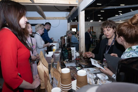 Thực khách Nga thưởng thức cà-phê Việt Nam. (Ảnh: THANH THỂ)