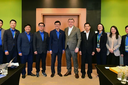 Đại diện hai bên chụp ảnh chung. (Ảnh: THANH THỂ)