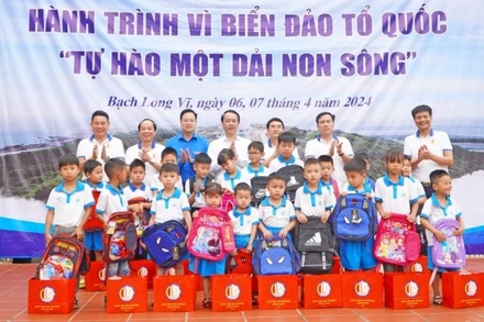 Đại diện đoàn công tác trao quà, đồ dùng học tập tặng thiếu nhi trên đảo trong khuôn khổ Hành trình.