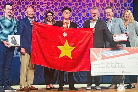 Nguyễn Minh Dương tự hào với lá quốc kỳ trong khoảnh khắc nhận Huy chương Đồng MOSWC 2024.