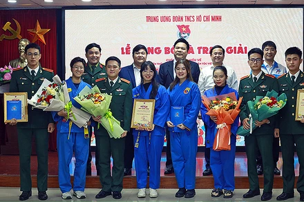 Đại diện Ban tổ chức và các thí sinh giành giải cao của Cuộc thi.