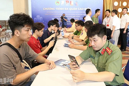 Chiến sĩ trẻ lực lượng công an thành phố Hà Nội hỗ trợ người dân kích hoạt định danh điện tử tại chương trình ra quân.