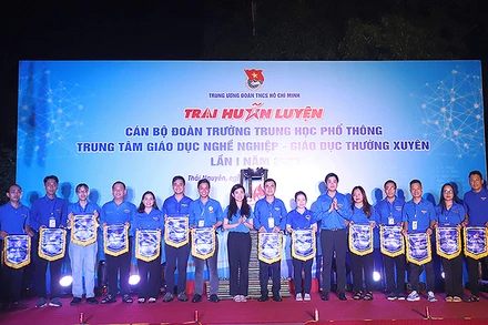 Ban tổ chức trao cờ lưu niệm tặng các trại sinh tham gia Trại huấn luyện.