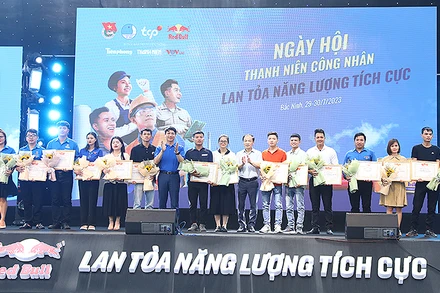 Đại diện các ban, bộ, ngành trao quà tặng thanh niên công nhân tại lễ khai mạc Ngày hội.