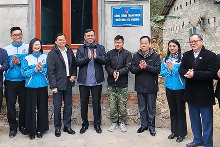 Đoàn công tác thực hiện nghi lễ gắn biển khánh thành một trong những "Ngôi nhà yêu thương".