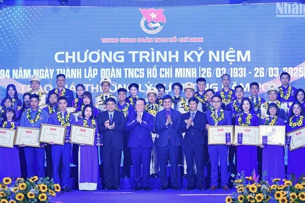 Đồng chí Nguyễn Trọng Nghĩa (thứ 7 từ trái sang) cùng đại diện các bộ, ban, ngành, đoàn thể trao Giải thưởng Lý Tự Trọng năm 2025 tặng các cá nhân tiêu biểu.