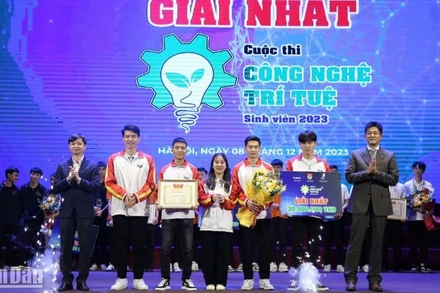 Bí thư Trung ương Đoàn, Chủ tịch Hội Sinh viên Việt Nam Nguyễn Minh Triết (ngoài cùng bên trái) trao giải nhất tặng các thí sinh Trường Đại học Kỹ thuật công nghiệp Thái Nguyên (Đại học Thái Nguyên).
