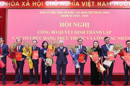 Đồng chí Đỗ Văn Chiến trao quyết định cho các đồng chí thuộc 22 tổ chức đảng trực thuộc Đảng ủy Mặt trận Tổ quốc, các đoàn thể Trung ương.