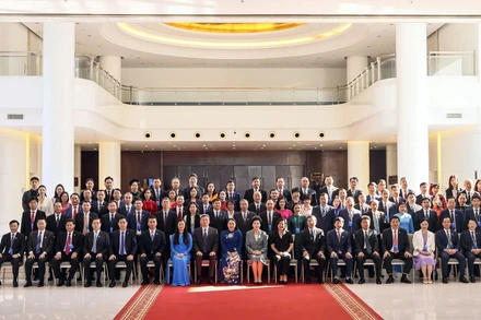 Các đại biểu dự Chương trình giao lưu hữu nghị chụp ảnh lưu niệm tại buổi lễ. (Ảnh: Ủy ban Trung ương Mặt trận Tổ quốc Việt Nam cung cấp)