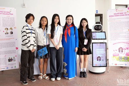 Bí thư Trung ương Đoàn, Chủ tịch Hội đồng Đội Trung ương Nguyễn Phạm Duy Trang (áo dài xanh) cùng nhóm nghiên cứu dự án "Người bạn AI của nữ sinh" bên lề Đại hội "Cháu ngoan Bác Hồ" thành phố Hà Nội lần thứ XV.