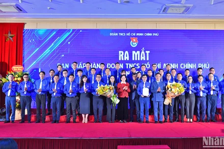 Đại diện lãnh đạo Đảng ủy Chính phủ, Trung ương Đoàn tặng hoa chúc mừng Ban Chấp hành Đoàn Thanh niên Chính phủ nhiệm kỳ 2025-2030 tại buổi lễ.