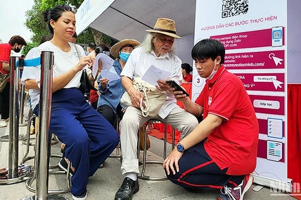 Các tình nguyện viên hỗ trợ người dân khám sàng lọc trong khuôn khổ Lễ ra quân Hành trình. 