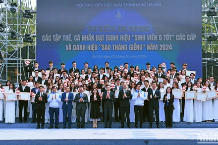 Đại diện Trung ương Đoàn, Trung ương Hội Sinh viên Việt Nam, Thành đoàn, Hội Sinh viên Thành phố Hà Nội và các đơn vị liên quan tuyên dương những cá nhân, tập thể "Sinh viên 5 tốt" tại Chương trình.