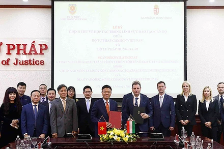 Bộ trưởng Tư pháp Lê Thành Long và người đồng cấp Hungary, ông Tuzson Bence trao Ý định thư về đào tạo, cán bộ pháp luật và tư pháp. 