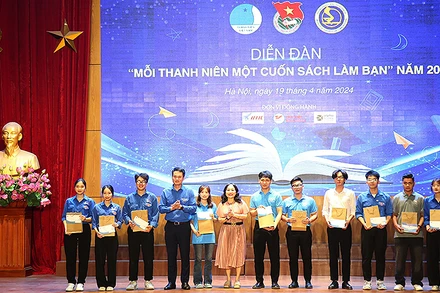 Ban tổ chức trao học bổng, sách tặng sinh viên vượt khó học tốt trong khuôn khổ Diễn đàn "Mỗi thanh niên một cuốn sách làm bạn" năm 2024.