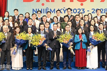 Các đồng chí lãnh đạo Đảng, Nhà nước tặng hoa chúc mừng Ban Chấp hành Trung ương Hội Sinh viên Việt Nam khóa XI, nhiệm kỳ 2023-2028. 