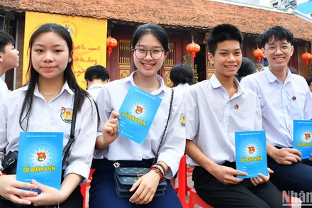 Niềm hân hoan của những đoàn viên được kết nạp trong khuôn khổ chương trình "Ngày đoàn viên" năm 2025.