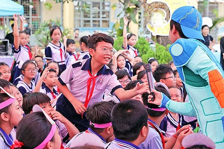 Thiếu nhi tham gia các trò chơi tư duy tại Ngày hội.