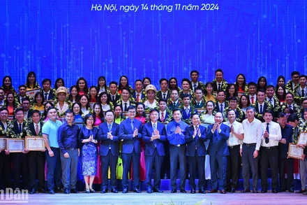 Phó Thủ tướng Lê Thành Long và đại diện các ban, bộ, ngành, đoàn thể cùng những "Nhà giáo trẻ tiêu biểu" năm 2024.