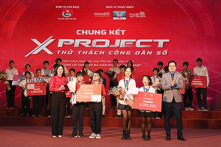 Đại diện Ban tổ chức cuộc thi trao giải Nhất tặng 2 đội XWarriors và CAKE.