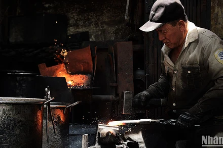 Ông Nguyễn Phương Hùng, hay còn được nhiều người biết đến với cái tên "Hùng Lò Rèn" ngày ngày nổi lửa giữ nghề truyền thống. 