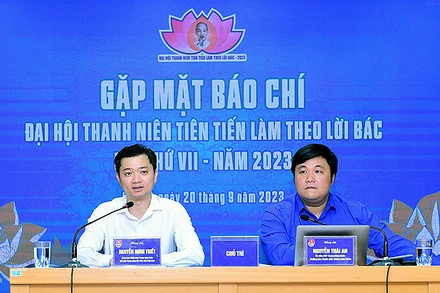 Đồng chí Nguyễn Minh Triết (bên trái) thông tin về Đại hội tại buổi gặp mặt báo chí.