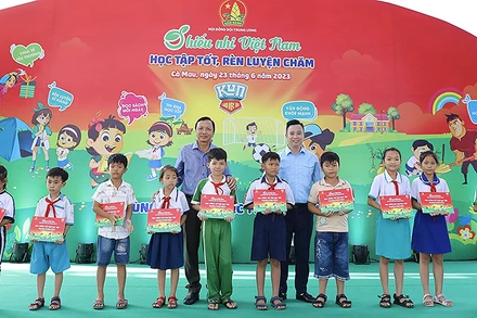 Đại diện ban tổ chức Ngày hội trao học bổng tặng học sinh Cà Mau vượt khó học tốt.