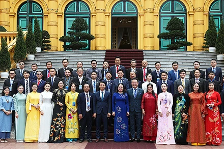 Quyền Chủ tịch nước Võ Thị Ánh Xuân (thứ 8 từ phải sang) cùng Đoàn đại biểu Hội Doanh nhân trẻ Việt Nam tại buổi gặp mặt. 