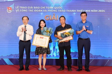 Các đồng chí Phạm Tất Thắng, Bùi Quang Huy (lần lượt ngoài cùng bên trái và phải) trao giải A tặng các đại diện nhóm tác giả Báo Nhân Dân. 