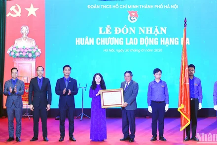 Phó Bí thư Thường trực Thành ủy Hà Nội Nguyễn Văn Phong (thứ 4 từ phải sang) trao Huân chương Lao động hạng Ba tặng các đồng chí đại diện Thành đoàn Hà Nội.