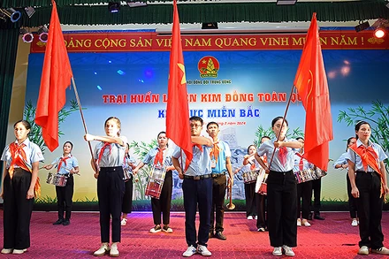 Các nghi thức truyền thống của Đội Thiếu niên Tiền phong Hồ Chí Minh tại buổi lễ.