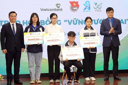 Đồng chí Bùi Quang Huy, Ủy viên dự khuyết Trung ương Đảng, Bí thư thứ nhất Trung ương Đoàn và ông Nguyễn Thanh Tùng, Tổng Giám đốc Vietcombank (lần lượt ngoài cùng bên phải và trái) trao học bổng "Vững bước tương lai" loại A tặng học sinh, sinh viên xuất sắc.